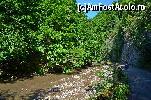 [P43] Structura geologică a bazinului Olăneşti avantajează infiltraţiile în sol, creând o pânză freatică permanentă chiar în timp de secetă. Apele provenite din precipitaţii şi infiltrate prin straturile de roci se mineralizează şi în urma amestecului cu apele mineralizate din adâncuri ies la suprafaţă sub formă de izvoare, în număr de 30, care sunt folosite în tratamentul balnear. » foto by adybyt
 - 
<span class="allrVoted glyphicon glyphicon-heart hidden" id="av299669"></span>
<a class="m-l-10 hidden" id="sv299669" onclick="voting_Foto_DelVot(,299669,5504)" role="button">șterge vot <span class="glyphicon glyphicon-remove"></span></a>
<a id="v9299669" class=" c-red"  onclick="voting_Foto_SetVot(299669)" role="button"><span class="glyphicon glyphicon-heart-empty"></span> <b>LIKE</b> = Votează poza</a> <img class="hidden"  id="f299669W9" src="/imagini/loader.gif" border="0" /><span class="AjErrMes hidden" id="e299669ErM"></span>