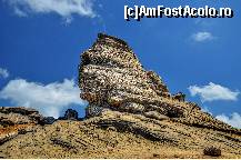 [P05] Situat la 2.216 metri altitudine, Sfinxul din Bucegi, este unul dintre obiectivele ‎importante din România, apreciat de turistii amatori de drumetii în natură.

Spectaculos prin formă si asezare, Sfinxul este o formatiune misterioasă, care îsi ‎datorează aspectul particular capriciilor vremii sau, după unii, este creatia unor strămosi ‎îndepărtati. Există din ce în ce mai multe voci care susţin că originea Sfinxului se află ‎undeva cu mult înaintea civilizatiei tracice şi că nicidecum nu ar fi vorba despre acţiunea ‎vântului, ci mai degrabă despre un monument ridicat de mâna omului, pentru slăvirea ‎unei zeităţi. Sfinxul de pe platoul muntilor Bucegi seamănă în mod tulburător cu Sfinxul ‎egiptean.

Formatiuni similare

Sfinxul din Bucegi nu este singurul de la noi din tară. Mai există si un Sfinx bănătean, ‎‎“de la Toplet”, undeva, pe un mal al râului Cerna, apoi un Sfinx al Bratocei, în Muntii ‎Ciucas, un altul în zona Carpatilor de Curbură, pe valea râului Teleajen…

Sfinxul de pe platoul muntilor Bucegi nu este numai un obiectiv turistic, ci si subiectul ‎multor cărti. Stânca, înaltă de 8 metri şi lată de 12, ia înfăţişarea unui chip uman doar ‎dacă este privită dintr-un anumit punct, sub un unghi specific. Prima fotografie a ‎Sfinxului datează din anul 1900‎ » foto by adybyt
 - 
<span class="allrVoted glyphicon glyphicon-heart hidden" id="av298641"></span>
<a class="m-l-10 hidden" id="sv298641" onclick="voting_Foto_DelVot(,298641,5504)" role="button">șterge vot <span class="glyphicon glyphicon-remove"></span></a>
<a id="v9298641" class=" c-red"  onclick="voting_Foto_SetVot(298641)" role="button"><span class="glyphicon glyphicon-heart-empty"></span> <b>LIKE</b> = Votează poza</a> <img class="hidden"  id="f298641W9" src="/imagini/loader.gif" border="0" /><span class="AjErrMes hidden" id="e298641ErM"></span>