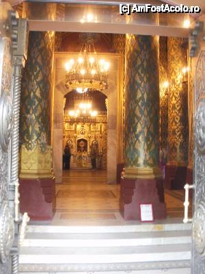 [P02] Manastirea Curtea de Arges - spre interior » foto by Nicu V
 - 
<span class="allrVoted glyphicon glyphicon-heart hidden" id="av396361"></span>
<a class="m-l-10 hidden" id="sv396361" onclick="voting_Foto_DelVot(,396361,5504)" role="button">șterge vot <span class="glyphicon glyphicon-remove"></span></a>
<a id="v9396361" class=" c-red"  onclick="voting_Foto_SetVot(396361)" role="button"><span class="glyphicon glyphicon-heart-empty"></span> <b>LIKE</b> = Votează poza</a> <img class="hidden"  id="f396361W9" src="/imagini/loader.gif" border="0" /><span class="AjErrMes hidden" id="e396361ErM"></span>