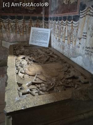 [P29] Curtea Domnească; Biserica Mare Domnească, mormântul Doamnei Elina, soția lui Matei Basarab » foto by crismis
 - 
<span class="allrVoted glyphicon glyphicon-heart hidden" id="av924532"></span>
<a class="m-l-10 hidden" id="sv924532" onclick="voting_Foto_DelVot(,924532,5504)" role="button">șterge vot <span class="glyphicon glyphicon-remove"></span></a>
<a id="v9924532" class=" c-red"  onclick="voting_Foto_SetVot(924532)" role="button"><span class="glyphicon glyphicon-heart-empty"></span> <b>LIKE</b> = Votează poza</a> <img class="hidden"  id="f924532W9" src="/imagini/loader.gif" border="0" /><span class="AjErrMes hidden" id="e924532ErM"></span>