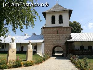 [P36] Mânăstirea Stelea; statuile domnitorilor Vasile Lupu și Matei Basarab și turnul clopotniță » foto by crismis
 - 
<span class="allrVoted glyphicon glyphicon-heart hidden" id="av924542"></span>
<a class="m-l-10 hidden" id="sv924542" onclick="voting_Foto_DelVot(,924542,5504)" role="button">șterge vot <span class="glyphicon glyphicon-remove"></span></a>
<a id="v9924542" class=" c-red"  onclick="voting_Foto_SetVot(924542)" role="button"><span class="glyphicon glyphicon-heart-empty"></span> <b>LIKE</b> = Votează poza</a> <img class="hidden"  id="f924542W9" src="/imagini/loader.gif" border="0" /><span class="AjErrMes hidden" id="e924542ErM"></span>