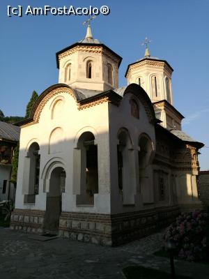 [P50] Mânăstirea Arnota, biserica » foto by crismis
 - 
<span class="allrVoted glyphicon glyphicon-heart hidden" id="av924561"></span>
<a class="m-l-10 hidden" id="sv924561" onclick="voting_Foto_DelVot(,924561,5504)" role="button">șterge vot <span class="glyphicon glyphicon-remove"></span></a>
<a id="v9924561" class=" c-red"  onclick="voting_Foto_SetVot(924561)" role="button"><span class="glyphicon glyphicon-heart-empty"></span> <b>LIKE</b> = Votează poza</a> <img class="hidden"  id="f924561W9" src="/imagini/loader.gif" border="0" /><span class="AjErrMes hidden" id="e924561ErM"></span>