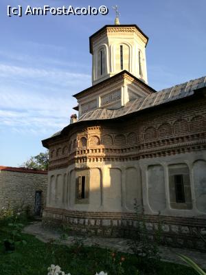 [P52] Mânăstirea Arnota, biserica » foto by crismis
 - 
<span class="allrVoted glyphicon glyphicon-heart hidden" id="av924564"></span>
<a class="m-l-10 hidden" id="sv924564" onclick="voting_Foto_DelVot(,924564,5504)" role="button">șterge vot <span class="glyphicon glyphicon-remove"></span></a>
<a id="v9924564" class=" c-red"  onclick="voting_Foto_SetVot(924564)" role="button"><span class="glyphicon glyphicon-heart-empty"></span> <b>LIKE</b> = Votează poza</a> <img class="hidden"  id="f924564W9" src="/imagini/loader.gif" border="0" /><span class="AjErrMes hidden" id="e924564ErM"></span>