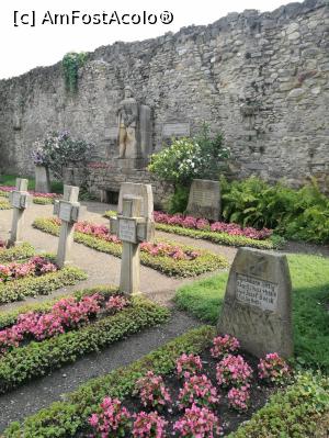 [P50] Abația Cisterciană Cârța; cimitirul soldaților germani; în plan îndepărtat, statuia viteazului Roland » foto by crismis
 - 
<span class="allrVoted glyphicon glyphicon-heart hidden" id="av933202"></span>
<a class="m-l-10 hidden" id="sv933202" onclick="voting_Foto_DelVot(,933202,5504)" role="button">șterge vot <span class="glyphicon glyphicon-remove"></span></a>
<a id="v9933202" class=" c-red"  onclick="voting_Foto_SetVot(933202)" role="button"><span class="glyphicon glyphicon-heart-empty"></span> <b>LIKE</b> = Votează poza</a> <img class="hidden"  id="f933202W9" src="/imagini/loader.gif" border="0" /><span class="AjErrMes hidden" id="e933202ErM"></span>