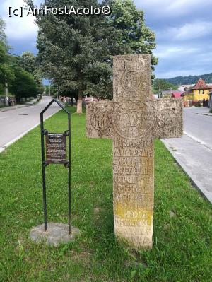 [P03] Cruce veche de piatră aflată la una din răspântiile de la intrarea în Câmpulung Muscel » foto by crismis
 - 
<span class="allrVoted glyphicon glyphicon-heart hidden" id="av988328"></span>
<a class="m-l-10 hidden" id="sv988328" onclick="voting_Foto_DelVot(,988328,5504)" role="button">șterge vot <span class="glyphicon glyphicon-remove"></span></a>
<a id="v9988328" class=" c-red"  onclick="voting_Foto_SetVot(988328)" role="button"><span class="glyphicon glyphicon-heart-empty"></span> <b>LIKE</b> = Votează poza</a> <img class="hidden"  id="f988328W9" src="/imagini/loader.gif" border="0" /><span class="AjErrMes hidden" id="e988328ErM"></span>