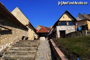 [P06] Cetatea Râșnovului - în fundal, fântâna renumită, cu ai săi 165 m și 17 ani de săpat.  » foto by makuy*
 - 
<span class="allrVoted glyphicon glyphicon-heart hidden" id="av607141"></span>
<a class="m-l-10 hidden" id="sv607141" onclick="voting_Foto_DelVot(,607141,5504)" role="button">șterge vot <span class="glyphicon glyphicon-remove"></span></a>
<a id="v9607141" class=" c-red"  onclick="voting_Foto_SetVot(607141)" role="button"><span class="glyphicon glyphicon-heart-empty"></span> <b>LIKE</b> = Votează poza</a> <img class="hidden"  id="f607141W9" src="/imagini/loader.gif" border="0" /><span class="AjErrMes hidden" id="e607141ErM"></span>