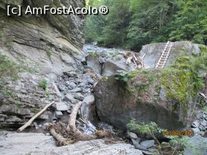 [P29] Primul obstacol mai serios, și el afectat de inundații. Coborârea pe stânca din stânga-jos e foarte abruptă, deși nu se observă ... » foto by puiutea
 - 
<span class="allrVoted glyphicon glyphicon-heart hidden" id="av1247740"></span>
<a class="m-l-10 hidden" id="sv1247740" onclick="voting_Foto_DelVot(,1247740,5504)" role="button">șterge vot <span class="glyphicon glyphicon-remove"></span></a>
<a id="v91247740" class=" c-red"  onclick="voting_Foto_SetVot(1247740)" role="button"><span class="glyphicon glyphicon-heart-empty"></span> <b>LIKE</b> = Votează poza</a> <img class="hidden"  id="f1247740W9" src="/imagini/loader.gif" border="0" /><span class="AjErrMes hidden" id="e1247740ErM"></span>