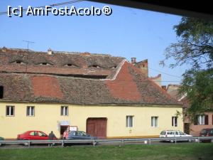 [P51] Casă veche, renovată. Se observă "ochișorii" specifici acoperișurilor caselor sibiene » foto by puiutea
 - 
<span class="allrVoted glyphicon glyphicon-heart hidden" id="av1259264"></span>
<a class="m-l-10 hidden" id="sv1259264" onclick="voting_Foto_DelVot(,1259264,5504)" role="button">șterge vot <span class="glyphicon glyphicon-remove"></span></a>
<a id="v91259264" class=" c-red"  onclick="voting_Foto_SetVot(1259264)" role="button"><span class="glyphicon glyphicon-heart-empty"></span> <b>LIKE</b> = Votează poza</a> <img class="hidden"  id="f1259264W9" src="/imagini/loader.gif" border="0" /><span class="AjErrMes hidden" id="e1259264ErM"></span>