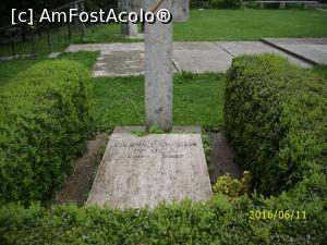 [P10] Mormântul lui Constantin Noica, din Păltiniș » foto by puiutea
 - 
<span class="allrVoted glyphicon glyphicon-heart hidden" id="av751843"></span>
<a class="m-l-10 hidden" id="sv751843" onclick="voting_Foto_DelVot(,751843,5504)" role="button">șterge vot <span class="glyphicon glyphicon-remove"></span></a>
<a id="v9751843" class=" c-red"  onclick="voting_Foto_SetVot(751843)" role="button"><span class="glyphicon glyphicon-heart-empty"></span> <b>LIKE</b> = Votează poza</a> <img class="hidden"  id="f751843W9" src="/imagini/loader.gif" border="0" /><span class="AjErrMes hidden" id="e751843ErM"></span>