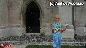 [P19] Ghidul nostru la Biserica Evanghelică Luterană din Sebeş, prezentând cheile de la uşa bisericii.  » foto by Costi
 - 
<span class="allrVoted glyphicon glyphicon-heart hidden" id="av463452"></span>
<a class="m-l-10 hidden" id="sv463452" onclick="voting_Foto_DelVot(,463452,5504)" role="button">șterge vot <span class="glyphicon glyphicon-remove"></span></a>
<a id="v9463452" class=" c-red"  onclick="voting_Foto_SetVot(463452)" role="button"><span class="glyphicon glyphicon-heart-empty"></span> <b>LIKE</b> = Votează poza</a> <img class="hidden"  id="f463452W9" src="/imagini/loader.gif" border="0" /><span class="AjErrMes hidden" id="e463452ErM"></span>