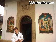 [P11] Intrarea în Biserica Naşterea Maicii Domnului este străjuită de două minunate fresce murale închinate Mântuitorului şi Sfintei Fecioare » foto by mariana.olaru
 - 
<span class="allrVoted glyphicon glyphicon-heart hidden" id="av116007"></span>
<a class="m-l-10 hidden" id="sv116007" onclick="voting_Foto_DelVot(,116007,5504)" role="button">șterge vot <span class="glyphicon glyphicon-remove"></span></a>
<a id="v9116007" class=" c-red"  onclick="voting_Foto_SetVot(116007)" role="button"><span class="glyphicon glyphicon-heart-empty"></span> <b>LIKE</b> = Votează poza</a> <img class="hidden"  id="f116007W9" src="/imagini/loader.gif" border="0" /><span class="AjErrMes hidden" id="e116007ErM"></span>