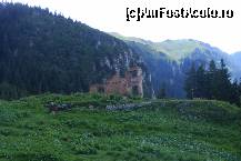 [P13] Ruinele fostei cabane » foto by Claudiu U.
 - 
<span class="allrVoted glyphicon glyphicon-heart hidden" id="av123155"></span>
<a class="m-l-10 hidden" id="sv123155" onclick="voting_Foto_DelVot(,123155,5531)" role="button">șterge vot <span class="glyphicon glyphicon-remove"></span></a>
<a id="v9123155" class=" c-red"  onclick="voting_Foto_SetVot(123155)" role="button"><span class="glyphicon glyphicon-heart-empty"></span> <b>LIKE</b> = Votează poza</a> <img class="hidden"  id="f123155W9" src="/imagini/loader.gif" border="0" /><span class="AjErrMes hidden" id="e123155ErM"></span>