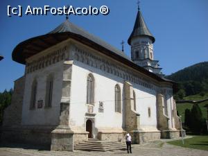 [P18] Biserica mare a mănăstirii Bistrița - vedere din exterior. Remarcăm intrarea laterală deasupra căreia se află icoana de hram a lăcașului de cult. » foto by Floryn81
 - 
<span class="allrVoted glyphicon glyphicon-heart hidden" id="av813005"></span>
<a class="m-l-10 hidden" id="sv813005" onclick="voting_Foto_DelVot(,813005,5547)" role="button">șterge vot <span class="glyphicon glyphicon-remove"></span></a>
<a id="v9813005" class=" c-red"  onclick="voting_Foto_SetVot(813005)" role="button"><span class="glyphicon glyphicon-heart-empty"></span> <b>LIKE</b> = Votează poza</a> <img class="hidden"  id="f813005W9" src="/imagini/loader.gif" border="0" /><span class="AjErrMes hidden" id="e813005ErM"></span>