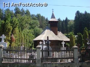 [P03] Biserica de lemn aflată în cimitirul din vecinătatea mănăstirii era închisă, așa că nu am putut decât să o admirăm din exterior.  » foto by Floryn81
 - 
<span class="allrVoted glyphicon glyphicon-heart hidden" id="av812990"></span>
<a class="m-l-10 hidden" id="sv812990" onclick="voting_Foto_DelVot(,812990,5547)" role="button">șterge vot <span class="glyphicon glyphicon-remove"></span></a>
<a id="v9812990" class=" c-red"  onclick="voting_Foto_SetVot(812990)" role="button"><span class="glyphicon glyphicon-heart-empty"></span> <b>LIKE</b> = Votează poza</a> <img class="hidden"  id="f812990W9" src="/imagini/loader.gif" border="0" /><span class="AjErrMes hidden" id="e812990ErM"></span>