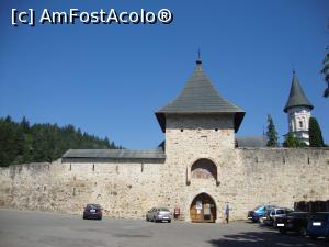 [P05] Fotografie din parcarea mănăstirii Bistrița. În imagine se observă turnul de acces, ctitorie a voievodului Petru Mușat.  » foto by Floryn81
 - 
<span class="allrVoted glyphicon glyphicon-heart hidden" id="av812992"></span>
<a class="m-l-10 hidden" id="sv812992" onclick="voting_Foto_DelVot(,812992,5547)" role="button">șterge vot <span class="glyphicon glyphicon-remove"></span></a>
<a id="v9812992" class=" c-red"  onclick="voting_Foto_SetVot(812992)" role="button"><span class="glyphicon glyphicon-heart-empty"></span> <b>LIKE</b> = Votează poza</a> <img class="hidden"  id="f812992W9" src="/imagini/loader.gif" border="0" /><span class="AjErrMes hidden" id="e812992ErM"></span>