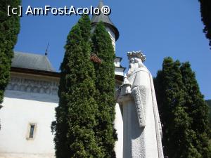 [P09] Statuia ctitorului văzută din alt unghi.  » foto by Floryn81
 - 
<span class="allrVoted glyphicon glyphicon-heart hidden" id="av812996"></span>
<a class="m-l-10 hidden" id="sv812996" onclick="voting_Foto_DelVot(,812996,5547)" role="button">șterge vot <span class="glyphicon glyphicon-remove"></span></a>
<a id="v9812996" class=" c-red"  onclick="voting_Foto_SetVot(812996)" role="button"><span class="glyphicon glyphicon-heart-empty"></span> <b>LIKE</b> = Votează poza</a> <img class="hidden"  id="f812996W9" src="/imagini/loader.gif" border="0" /><span class="AjErrMes hidden" id="e812996ErM"></span>