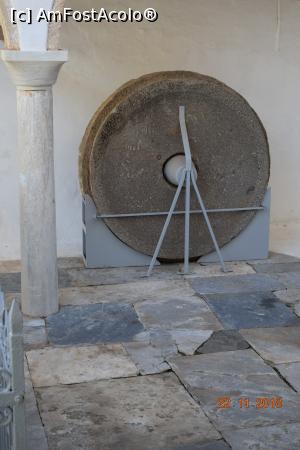 [P15] La prima vedere am crezut că este o antenă parabolică din piatră, datând din timpurile când a fost construită Biserica. După ce am mai văzut vreo două mai de aproape, am ințeles că sunt ”Pietre de moară” » foto by Ioan Raita
 - 
<span class="allrVoted glyphicon glyphicon-heart hidden" id="av1048371"></span>
<a class="m-l-10 hidden" id="sv1048371" onclick="voting_Foto_DelVot(,1048371,5571)" role="button">șterge vot <span class="glyphicon glyphicon-remove"></span></a>
<a id="v91048371" class=" c-red"  onclick="voting_Foto_SetVot(1048371)" role="button"><span class="glyphicon glyphicon-heart-empty"></span> <b>LIKE</b> = Votează poza</a> <img class="hidden"  id="f1048371W9" src="/imagini/loader.gif" border="0" /><span class="AjErrMes hidden" id="e1048371ErM"></span>