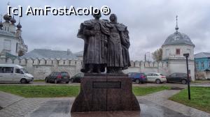 [P13] Murom: statuia Sfinților Petru și Fevronia, în fața Mănăstirii Sfânta Treime » foto by mariana.olaru
 - 
<span class="allrVoted glyphicon glyphicon-heart hidden" id="av1075285"></span>
<a class="m-l-10 hidden" id="sv1075285" onclick="voting_Foto_DelVot(,1075285,5579)" role="button">șterge vot <span class="glyphicon glyphicon-remove"></span></a>
<a id="v91075285" class=" c-red"  onclick="voting_Foto_SetVot(1075285)" role="button"><span class="glyphicon glyphicon-heart-empty"></span> <b>LIKE</b> = Votează poza</a> <img class="hidden"  id="f1075285W9" src="/imagini/loader.gif" border="0" /><span class="AjErrMes hidden" id="e1075285ErM"></span>