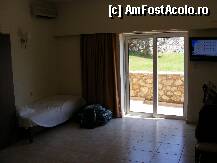 [P04] Cealalta jumatate a camerei. Aici se vede iesirea spre terasa care inconjura camera. Aici era ingusta si, foarte bine, era umbra la pranz si puteai citi in liniste. Dupa colt, este terasa mare. » foto by lottee7
 - 
<span class="allrVoted glyphicon glyphicon-heart hidden" id="av181373"></span>
<a class="m-l-10 hidden" id="sv181373" onclick="voting_Foto_DelVot(,181373,5591)" role="button">șterge vot <span class="glyphicon glyphicon-remove"></span></a>
<a id="v9181373" class=" c-red"  onclick="voting_Foto_SetVot(181373)" role="button"><span class="glyphicon glyphicon-heart-empty"></span> <b>LIKE</b> = Votează poza</a> <img class="hidden"  id="f181373W9" src="/imagini/loader.gif" border="0" /><span class="AjErrMes hidden" id="e181373ErM"></span>