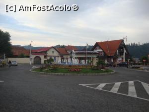 [P01] La Zărneşti am pornit de fiecare dată plimbarea prin oraş din dreptul acestui rond. Tot de aici pleacă strada care te conduce în câteva minute (cu maşina) la Prăpăstiile Zărneştilor.  » foto by Floryn81
 - 
<span class="allrVoted glyphicon glyphicon-heart hidden" id="av878227"></span>
<a class="m-l-10 hidden" id="sv878227" onclick="voting_Foto_DelVot(,878227,5641)" role="button">șterge vot <span class="glyphicon glyphicon-remove"></span></a>
<a id="v9878227" class=" c-red"  onclick="voting_Foto_SetVot(878227)" role="button"><span class="glyphicon glyphicon-heart-empty"></span> <b>LIKE</b> = Votează poza</a> <img class="hidden"  id="f878227W9" src="/imagini/loader.gif" border="0" /><span class="AjErrMes hidden" id="e878227ErM"></span>