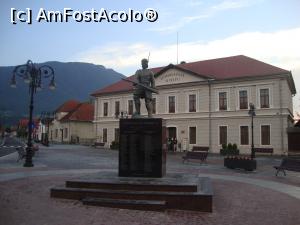 [P05] În plan apropiat se află Monumentul Eroilor Zărneşteni, iar în fundal este clădirea Liceului Teoretic „Mitropolit Ioan Meţianu”.  » foto by Floryn81
 - 
<span class="allrVoted glyphicon glyphicon-heart hidden" id="av878231"></span>
<a class="m-l-10 hidden" id="sv878231" onclick="voting_Foto_DelVot(,878231,5641)" role="button">șterge vot <span class="glyphicon glyphicon-remove"></span></a>
<a id="v9878231" class=" c-red"  onclick="voting_Foto_SetVot(878231)" role="button"><span class="glyphicon glyphicon-heart-empty"></span> <b>LIKE</b> = Votează poza</a> <img class="hidden"  id="f878231W9" src="/imagini/loader.gif" border="0" /><span class="AjErrMes hidden" id="e878231ErM"></span>