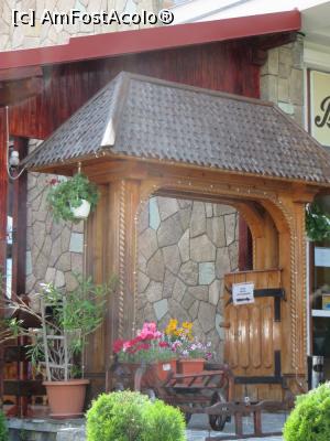 [P17] Se poate intra pe terasa-restaurant și pe sub această poartă de lemn.  » foto by tata123 🔱
 - 
<span class="allrVoted glyphicon glyphicon-heart hidden" id="av770581"></span>
<a class="m-l-10 hidden" id="sv770581" onclick="voting_Foto_DelVot(,770581,5687)" role="button">șterge vot <span class="glyphicon glyphicon-remove"></span></a>
<a id="v9770581" class=" c-red"  onclick="voting_Foto_SetVot(770581)" role="button"><span class="glyphicon glyphicon-heart-empty"></span> <b>LIKE</b> = Votează poza</a> <img class="hidden"  id="f770581W9" src="/imagini/loader.gif" border="0" /><span class="AjErrMes hidden" id="e770581ErM"></span>