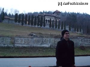 [P03] In fata Castelului Cantacuzino, obiectiv turistic superb, cu o intretinere care nu-i face cinste (a se observa ca exemplu gardul.)  » foto by StevenWhite
 - 
<span class="allrVoted glyphicon glyphicon-heart hidden" id="av394178"></span>
<a class="m-l-10 hidden" id="sv394178" onclick="voting_Foto_DelVot(,394178,5716)" role="button">șterge vot <span class="glyphicon glyphicon-remove"></span></a>
<a id="v9394178" class=" c-red"  onclick="voting_Foto_SetVot(394178)" role="button"><span class="glyphicon glyphicon-heart-empty"></span> <b>LIKE</b> = Votează poza</a> <img class="hidden"  id="f394178W9" src="/imagini/loader.gif" border="0" /><span class="AjErrMes hidden" id="e394178ErM"></span>