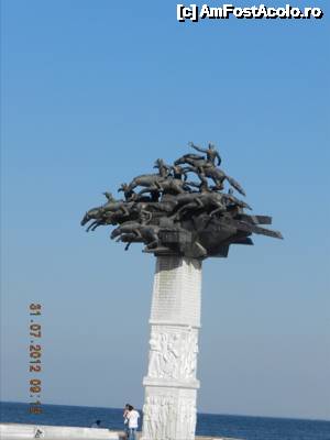 [P12] Statuie de pe faleza...  » foto by TraianS
 - 
<span class="allrVoted glyphicon glyphicon-heart hidden" id="av499340"></span>
<a class="m-l-10 hidden" id="sv499340" onclick="voting_Foto_DelVot(,499340,5718)" role="button">șterge vot <span class="glyphicon glyphicon-remove"></span></a>
<a id="v9499340" class=" c-red"  onclick="voting_Foto_SetVot(499340)" role="button"><span class="glyphicon glyphicon-heart-empty"></span> <b>LIKE</b> = Votează poza</a> <img class="hidden"  id="f499340W9" src="/imagini/loader.gif" border="0" /><span class="AjErrMes hidden" id="e499340ErM"></span>