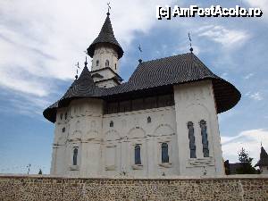[P02] Mănăstirea Hadâmbu: Biserica nouă cu hramul ”Acoperământul Maicii Domnului” văzută dinafara incintei » foto by mariana.olaru
 - 
<span class="allrVoted glyphicon glyphicon-heart hidden" id="av409457"></span>
<a class="m-l-10 hidden" id="sv409457" onclick="voting_Foto_DelVot(,409457,5727)" role="button">șterge vot <span class="glyphicon glyphicon-remove"></span></a>
<a id="v9409457" class=" c-red"  onclick="voting_Foto_SetVot(409457)" role="button"><span class="glyphicon glyphicon-heart-empty"></span> <b>LIKE</b> = Votează poza</a> <img class="hidden"  id="f409457W9" src="/imagini/loader.gif" border="0" /><span class="AjErrMes hidden" id="e409457ErM"></span>