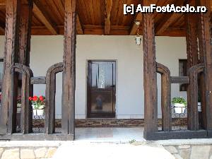 [P27] Mănăstirea Hadâmbu: intrarea în clădirea stăreției » foto by mariana.olaru
 - 
<span class="allrVoted glyphicon glyphicon-heart hidden" id="av409518"></span>
<a class="m-l-10 hidden" id="sv409518" onclick="voting_Foto_DelVot(,409518,5727)" role="button">șterge vot <span class="glyphicon glyphicon-remove"></span></a>
<a id="v9409518" class=" c-red"  onclick="voting_Foto_SetVot(409518)" role="button"><span class="glyphicon glyphicon-heart-empty"></span> <b>LIKE</b> = Votează poza</a> <img class="hidden"  id="f409518W9" src="/imagini/loader.gif" border="0" /><span class="AjErrMes hidden" id="e409518ErM"></span>
