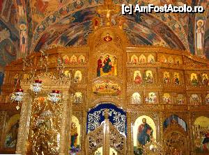 [P38] Mănăstirea Hadâmbu, Biserica veche ”Nașterea Maicii Domnului”: iconostasul și baldachinul cu Icoana făcătoare de minuni ”Maica Domnului cu Pruncul” prima care a lăcrimat mir în anul 1992 » foto by mariana.olaru
 - 
<span class="allrVoted glyphicon glyphicon-heart hidden" id="av409565"></span>
<a class="m-l-10 hidden" id="sv409565" onclick="voting_Foto_DelVot(,409565,5727)" role="button">șterge vot <span class="glyphicon glyphicon-remove"></span></a>
<a id="v9409565" class=" c-red"  onclick="voting_Foto_SetVot(409565)" role="button"><span class="glyphicon glyphicon-heart-empty"></span> <b>LIKE</b> = Votează poza</a> <img class="hidden"  id="f409565W9" src="/imagini/loader.gif" border="0" /><span class="AjErrMes hidden" id="e409565ErM"></span>