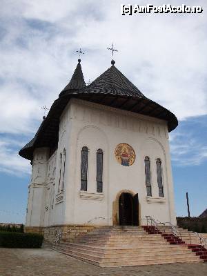 [P04] Mănăstirea Hadâmbu: Biserica nouă cu hramul ”Acoperământul Maicii Domnului” » foto by mariana.olaru
 - 
<span class="allrVoted glyphicon glyphicon-heart hidden" id="av409459"></span>
<a class="m-l-10 hidden" id="sv409459" onclick="voting_Foto_DelVot(,409459,5727)" role="button">șterge vot <span class="glyphicon glyphicon-remove"></span></a>
<a id="v9409459" class=" c-red"  onclick="voting_Foto_SetVot(409459)" role="button"><span class="glyphicon glyphicon-heart-empty"></span> <b>LIKE</b> = Votează poza</a> <img class="hidden"  id="f409459W9" src="/imagini/loader.gif" border="0" /><span class="AjErrMes hidden" id="e409459ErM"></span>