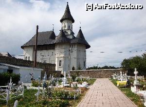 [P46] Mănăstirea Hadâmbu: pe aleea centrală a cimitirului, îndreptându-ne spre biserica nouă » foto by mariana.olaru
 - 
<span class="allrVoted glyphicon glyphicon-heart hidden" id="av409573"></span>
<a class="m-l-10 hidden" id="sv409573" onclick="voting_Foto_DelVot(,409573,5727)" role="button">șterge vot <span class="glyphicon glyphicon-remove"></span></a>
<a id="v9409573" class=" c-red"  onclick="voting_Foto_SetVot(409573)" role="button"><span class="glyphicon glyphicon-heart-empty"></span> <b>LIKE</b> = Votează poza</a> <img class="hidden"  id="f409573W9" src="/imagini/loader.gif" border="0" /><span class="AjErrMes hidden" id="e409573ErM"></span>