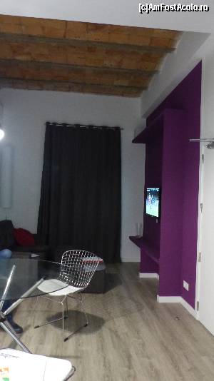 [P10] Livingul - poza este facută din bucătărie. După cum vedeţi, apartamentul este destul de mic.  » foto by iuliaen
 - 
<span class="allrVoted glyphicon glyphicon-heart hidden" id="av613017"></span>
<a class="m-l-10 hidden" id="sv613017" onclick="voting_Foto_DelVot(,613017,5741)" role="button">șterge vot <span class="glyphicon glyphicon-remove"></span></a>
<a id="v9613017" class=" c-red"  onclick="voting_Foto_SetVot(613017)" role="button"><span class="glyphicon glyphicon-heart-empty"></span> <b>LIKE</b> = Votează poza</a> <img class="hidden"  id="f613017W9" src="/imagini/loader.gif" border="0" /><span class="AjErrMes hidden" id="e613017ErM"></span>