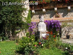 [P10] Statuia domnitorului Petru Rares si multe, foarte multe flori.  » foto by liviu49
 - 
<span class="allrVoted glyphicon glyphicon-heart hidden" id="av1037037"></span>
<a class="m-l-10 hidden" id="sv1037037" onclick="voting_Foto_DelVot(,1037037,5760)" role="button">șterge vot <span class="glyphicon glyphicon-remove"></span></a>
<a id="v91037037" class=" c-red"  onclick="voting_Foto_SetVot(1037037)" role="button"><span class="glyphicon glyphicon-heart-empty"></span> <b>LIKE</b> = Votează poza</a> <img class="hidden"  id="f1037037W9" src="/imagini/loader.gif" border="0" /><span class="AjErrMes hidden" id="e1037037ErM"></span>