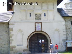 [P17] Dincolo de aceste porti ne astepta marele Voievod. <p> Portetul de la intrare era, inca, impodobit cu ghirlandele de la marea sarbatoare de la 2 iulie.  » foto by liviu49
 - 
<span class="allrVoted glyphicon glyphicon-heart hidden" id="av1037044"></span>
<a class="m-l-10 hidden" id="sv1037044" onclick="voting_Foto_DelVot(,1037044,5760)" role="button">șterge vot <span class="glyphicon glyphicon-remove"></span></a>
<a id="v91037044" class=" c-red"  onclick="voting_Foto_SetVot(1037044)" role="button"><span class="glyphicon glyphicon-heart-empty"></span> <b>LIKE</b> = Votează poza</a> <img class="hidden"  id="f1037044W9" src="/imagini/loader.gif" border="0" /><span class="AjErrMes hidden" id="e1037044ErM"></span>