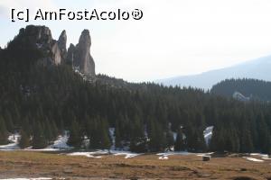 [P13] Masivul Rarau, tura foto cu studentii lui Adi, Pietrele Doamnei stanga, in dreapta se vede Cabana Rarau de care fuge toata lumea ca-i belea :D » foto by danaeldreny*
 - 
<span class="allrVoted glyphicon glyphicon-heart hidden" id="av854962"></span>
<a class="m-l-10 hidden" id="sv854962" onclick="voting_Foto_DelVot(,854962,5760)" role="button">șterge vot <span class="glyphicon glyphicon-remove"></span></a>
<a id="v9854962" class=" c-red"  onclick="voting_Foto_SetVot(854962)" role="button"><span class="glyphicon glyphicon-heart-empty"></span> <b>LIKE</b> = Votează poza</a> <img class="hidden"  id="f854962W9" src="/imagini/loader.gif" border="0" /><span class="AjErrMes hidden" id="e854962ErM"></span>
