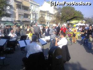[P16] Festivalul vinului si al artei mestesugaresti, orchestra responsabila cu buna dispozitie a participantilor » foto by dorgo
 - 
<span class="allrVoted glyphicon glyphicon-heart hidden" id="av480119"></span>
<a class="m-l-10 hidden" id="sv480119" onclick="voting_Foto_DelVot(,480119,5760)" role="button">șterge vot <span class="glyphicon glyphicon-remove"></span></a>
<a id="v9480119" class=" c-red"  onclick="voting_Foto_SetVot(480119)" role="button"><span class="glyphicon glyphicon-heart-empty"></span> <b>LIKE</b> = Votează poza</a> <img class="hidden"  id="f480119W9" src="/imagini/loader.gif" border="0" /><span class="AjErrMes hidden" id="e480119ErM"></span>