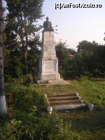 [P06] Monumentul lui Paul Chinezul din gara Şibot (vedere din tren) » foto by abbilbal*
 - 
<span class="allrVoted glyphicon glyphicon-heart hidden" id="av96705"></span>
<a class="m-l-10 hidden" id="sv96705" onclick="voting_Foto_DelVot(,96705,5760)" role="button">șterge vot <span class="glyphicon glyphicon-remove"></span></a>
<a id="v996705" class=" c-red"  onclick="voting_Foto_SetVot(96705)" role="button"><span class="glyphicon glyphicon-heart-empty"></span> <b>LIKE</b> = Votează poza</a> <img class="hidden"  id="f96705W9" src="/imagini/loader.gif" border="0" /><span class="AjErrMes hidden" id="e96705ErM"></span>