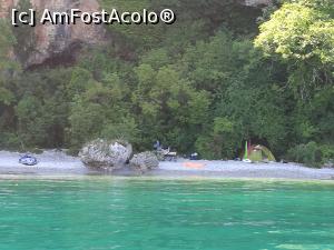 [P13] Plutind pe Lacul Ohrid; o familie luase în stăpânire această mică plajă » foto by crismis
 - 
<span class="allrVoted glyphicon glyphicon-heart hidden" id="av887349"></span>
<a class="m-l-10 hidden" id="sv887349" onclick="voting_Foto_DelVot(,887349,5763)" role="button">șterge vot <span class="glyphicon glyphicon-remove"></span></a>
<a id="v9887349" class=" c-red"  onclick="voting_Foto_SetVot(887349)" role="button"><span class="glyphicon glyphicon-heart-empty"></span> <b>LIKE</b> = Votează poza</a> <img class="hidden"  id="f887349W9" src="/imagini/loader.gif" border="0" /><span class="AjErrMes hidden" id="e887349ErM"></span>