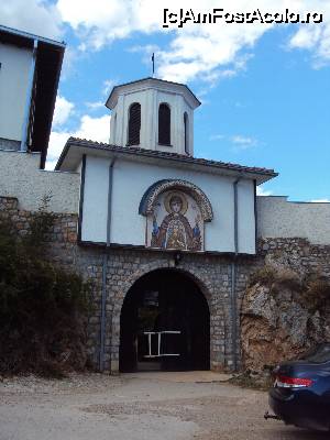 [P01] 1. Intrare în mănăstirea Kalista, poarta din spre hotel.  » foto by msnd
 - 
<span class="allrVoted glyphicon glyphicon-heart hidden" id="av686216"></span>
<a class="m-l-10 hidden" id="sv686216" onclick="voting_Foto_DelVot(,686216,5763)" role="button">șterge vot <span class="glyphicon glyphicon-remove"></span></a>
<a id="v9686216" class=" c-red"  onclick="voting_Foto_SetVot(686216)" role="button"><span class="glyphicon glyphicon-heart-empty"></span> <b>LIKE</b> = Votează poza</a> <img class="hidden"  id="f686216W9" src="/imagini/loader.gif" border="0" /><span class="AjErrMes hidden" id="e686216ErM"></span>