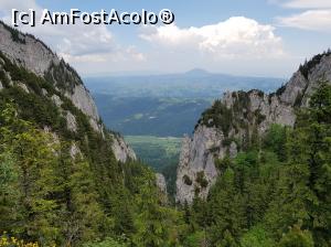 [P18] Șaua Crăpăturii (1580 de metri altitudine). Priveliște din punctul de belvedere amenajat la câțiva pași de prăpastie. În vale se observă zona Plaiul Foii.  » foto by Floryn81
 - 
<span class="allrVoted glyphicon glyphicon-heart hidden" id="av1078711"></span>
<a class="m-l-10 hidden" id="sv1078711" onclick="voting_Foto_DelVot(,1078711,5764)" role="button">șterge vot <span class="glyphicon glyphicon-remove"></span></a>
<a id="v91078711" class=" c-red"  onclick="voting_Foto_SetVot(1078711)" role="button"><span class="glyphicon glyphicon-heart-empty"></span> <b>LIKE</b> = Votează poza</a> <img class="hidden"  id="f1078711W9" src="/imagini/loader.gif" border="0" /><span class="AjErrMes hidden" id="e1078711ErM"></span>