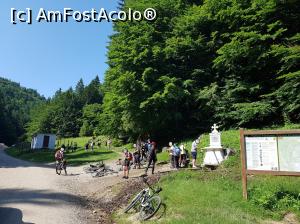 [P02] La Fântâna lui Botorog toată lumea se pregătește de urcare. Noi am urmat marcajul bandă galbenă spre Cabana Curmătura.  » foto by Floryn81
 - 
<span class="allrVoted glyphicon glyphicon-heart hidden" id="av1078695"></span>
<a class="m-l-10 hidden" id="sv1078695" onclick="voting_Foto_DelVot(,1078695,5764)" role="button">șterge vot <span class="glyphicon glyphicon-remove"></span></a>
<a id="v91078695" class=" c-red"  onclick="voting_Foto_SetVot(1078695)" role="button"><span class="glyphicon glyphicon-heart-empty"></span> <b>LIKE</b> = Votează poza</a> <img class="hidden"  id="f1078695W9" src="/imagini/loader.gif" border="0" /><span class="AjErrMes hidden" id="e1078695ErM"></span>
