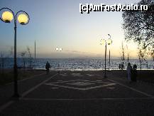 [P03] Zona pietonala din Pireus la apusul soarelui » foto by Ellada_sagapo
 - 
<span class="allrVoted glyphicon glyphicon-heart hidden" id="av145952"></span>
<a class="m-l-10 hidden" id="sv145952" onclick="voting_Foto_DelVot(,145952,5773)" role="button">șterge vot <span class="glyphicon glyphicon-remove"></span></a>
<a id="v9145952" class=" c-red"  onclick="voting_Foto_SetVot(145952)" role="button"><span class="glyphicon glyphicon-heart-empty"></span> <b>LIKE</b> = Votează poza</a> <img class="hidden"  id="f145952W9" src="/imagini/loader.gif" border="0" /><span class="AjErrMes hidden" id="e145952ErM"></span>