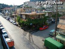 [P01] Fotografie din balconul unei camere de pe fatada. Prin fata hotelului trece strada catre Kastraki si manastiri. Vizavi se vede strada pe care aveti sanse mari sa parcati (la 30 - 40 m in susul ei). In centrul pozei se vede o taverna excelenta, 'To Paramithi', unde va puteti petrece seara.  » foto by abancor
 - 
<span class="allrVoted glyphicon glyphicon-heart hidden" id="av336509"></span>
<a class="m-l-10 hidden" id="sv336509" onclick="voting_Foto_DelVot(,336509,5775)" role="button">șterge vot <span class="glyphicon glyphicon-remove"></span></a>
<a id="v9336509" class=" c-red"  onclick="voting_Foto_SetVot(336509)" role="button"><span class="glyphicon glyphicon-heart-empty"></span> <b>LIKE</b> = Votează poza</a> <img class="hidden"  id="f336509W9" src="/imagini/loader.gif" border="0" /><span class="AjErrMes hidden" id="e336509ErM"></span>