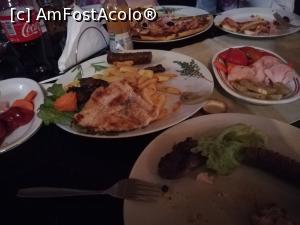 [P06] Ceea ce a fost un platou grill, pentru 2 persoane si, din nou, salata de muraturi! In plan indepartat, pizza Nicos!  » foto by Sejurica
 - 
<span class="allrVoted glyphicon glyphicon-heart hidden" id="av943575"></span>
<a class="m-l-10 hidden" id="sv943575" onclick="voting_Foto_DelVot(,943575,5780)" role="button">șterge vot <span class="glyphicon glyphicon-remove"></span></a>
<a id="v9943575" class=" c-red"  onclick="voting_Foto_SetVot(943575)" role="button"><span class="glyphicon glyphicon-heart-empty"></span> <b>LIKE</b> = Votează poza</a> <img class="hidden"  id="f943575W9" src="/imagini/loader.gif" border="0" /><span class="AjErrMes hidden" id="e943575ErM"></span>