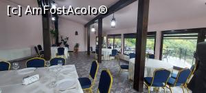 [P21] 21. Salonul restaurantului are o formă neregulată. » foto by msnd
 - 
<span class="allrVoted glyphicon glyphicon-heart hidden" id="av1265444"></span>
<a class="m-l-10 hidden" id="sv1265444" onclick="voting_Foto_DelVot(,1265444,5780)" role="button">șterge vot <span class="glyphicon glyphicon-remove"></span></a>
<a id="v91265444" class=" c-red"  onclick="voting_Foto_SetVot(1265444)" role="button"><span class="glyphicon glyphicon-heart-empty"></span> <b>LIKE</b> = Votează poza</a> <img class="hidden"  id="f1265444W9" src="/imagini/loader.gif" border="0" /><span class="AjErrMes hidden" id="e1265444ErM"></span>