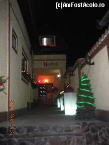 [P01] Intrare din strada spre hotel prin curtea interioara » foto by verobutterfly
 - 
<span class="allrVoted glyphicon glyphicon-heart hidden" id="av293010"></span>
<a class="m-l-10 hidden" id="sv293010" onclick="voting_Foto_DelVot(,293010,5792)" role="button">șterge vot <span class="glyphicon glyphicon-remove"></span></a>
<a id="v9293010" class=" c-red"  onclick="voting_Foto_SetVot(293010)" role="button"><span class="glyphicon glyphicon-heart-empty"></span> <b>LIKE</b> = Votează poza</a> <img class="hidden"  id="f293010W9" src="/imagini/loader.gif" border="0" /><span class="AjErrMes hidden" id="e293010ErM"></span>