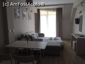 [P02] Camera noastră, ieșire separată pe balcon, noi avem televizor.  » foto by Nășica
 - 
<span class="allrVoted glyphicon glyphicon-heart hidden" id="av979723"></span>
<a class="m-l-10 hidden" id="sv979723" onclick="voting_Foto_DelVot(,979723,5813)" role="button">șterge vot <span class="glyphicon glyphicon-remove"></span></a>
<a id="v9979723" class=" c-red"  onclick="voting_Foto_SetVot(979723)" role="button"><span class="glyphicon glyphicon-heart-empty"></span> <b>LIKE</b> = Votează poza</a> <img class="hidden"  id="f979723W9" src="/imagini/loader.gif" border="0" /><span class="AjErrMes hidden" id="e979723ErM"></span>