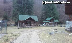 [P08] Foisorul si locul de joaca din curtea cabanei Izvorul lui Dragos. In spatele acestora se observa un podet peste apa ce trece prin spatele curtii.  » foto by MirelaV
 - 
<span class="allrVoted glyphicon glyphicon-heart hidden" id="av702194"></span>
<a class="m-l-10 hidden" id="sv702194" onclick="voting_Foto_DelVot(,702194,5815)" role="button">șterge vot <span class="glyphicon glyphicon-remove"></span></a>
<a id="v9702194" class=" c-red"  onclick="voting_Foto_SetVot(702194)" role="button"><span class="glyphicon glyphicon-heart-empty"></span> <b>LIKE</b> = Votează poza</a> <img class="hidden"  id="f702194W9" src="/imagini/loader.gif" border="0" /><span class="AjErrMes hidden" id="e702194ErM"></span>